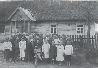 Kriūklių pradžios mokyklos mokiniai ir mokytojas 1930 m.