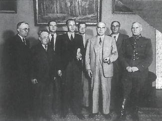 1940 06 17 sudaryta Liaudies vyriausybė. Iš kairės: antras V. Krėvė-Mickevičius, ketvirtas - J. Paleckis, šeštas -E. Galvanauskas, aštuntas — V. Vitkauskas