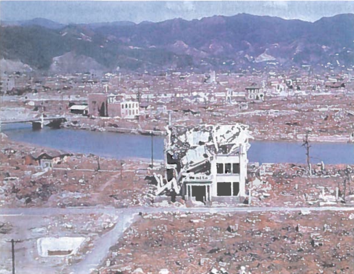 1945 m. rugpjūčio 6 d. 500 m aukštyje virš Japonijos Hirosimos miesto sprogo parašiutu nuleista atominė bomba. Akimirksniu su Hirosima nutrūko bet koks ryšys. 12 kvadratinių kilometrų plote sugriuvo visi pastatai. Neliko net gatvių žymių. Nuo karščio tirpo čerpės. Visas miestas degė. Jį uždengė didžiulis dūmų debesis. Į viršų pakilo milžiniškas baltų dūmų stulpas. Toliau nuo sprogimo epicentro užsidegė žmonių drabužiai, anglėjo stulpai. Daugybė žmonių apako. Sprogimo banga griovė pastatus, vertė medžius. Vienas iš lakūnų vėliau sakė: „Mes matėme baisiausia, ką gali pamatyti žmogus".