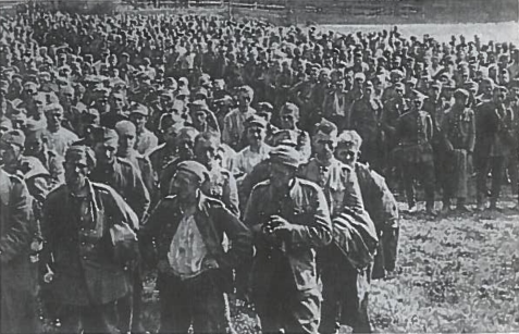  Pirmieji karo belaisviai. Lenkija. 1939 m. spalio mėn. SSRS ir Vokietija pasirašė susitarimą dėl pasikeitimo lenkti kariais, patekusiais i nelaisvę, atsižvelgiant į tai, iš kur jie yra kilę. Vokiečiai perdavė apie 14 tūkst. karių o SSRS vokiečiams - apie 42 tūkst lenkų belaisvių 1940 m. pavasari didžiumą Lenkijos armijos karininkų ir dalį kitų belaisvių buvusių Sovietų Sąjungoje, iš viso apie 15 tūkst. vyrų enkavedistai sušaudė Katynėje (prie Smolensko), Charkovo ir Kalinino (Tverės) apylinkėse. Sušaudytų karininkų buvo daugiau nei žuvusių karo veiksmų metu