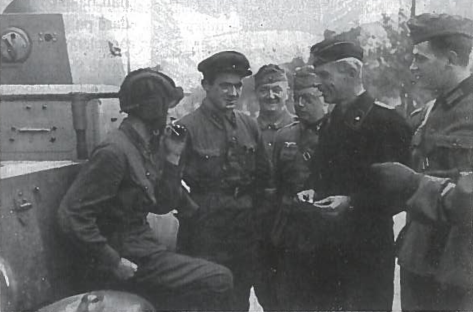 Rusų ir vokiečių karių susitikimas prie demarkacinės linijos sutriuškinus Lenkijos kariuomenę. 1939 m. rugsėjo mėn.