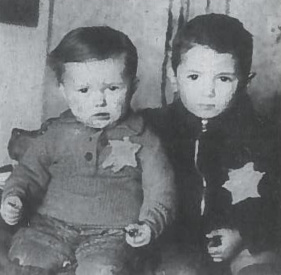Abraomas (5 m.) ir Emanuelis (2 m.) Rozentaliai Kauno gete. 1944 m. vasaris. Kovo mėn. kartu su tėvu ir senele jie buvo nusiųsti į Maidaneką ir nužudyti