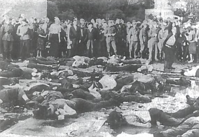 Pirmosios karo dienos Kaune. Žydų žudynės Lietūkio garaže. 1941 06 27. Stebint miniai ir fotografuojant vokiečių kareiviams buvo užmušta kelios dešimtys žydų