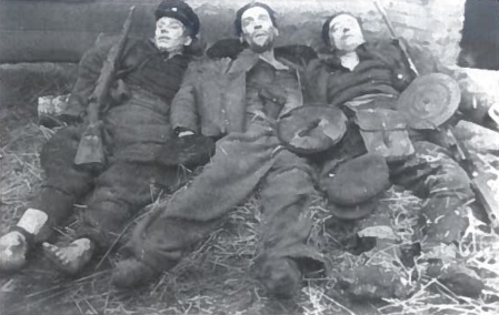 1949 12 28 Telšių apskrityje Nevarėnuose žuvę partizanai. Iš kairės - Pranas Kačinskas-Ūkvedys (g. 1927 m.), Urachas Šliteris, Jeronimas Kačinskas (g. 1921 m.)