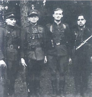 Antras iš kairės - A. Ramanauskas-Vanagas,- trečias L. Baliukevičius-Dzūkas. 1948 m