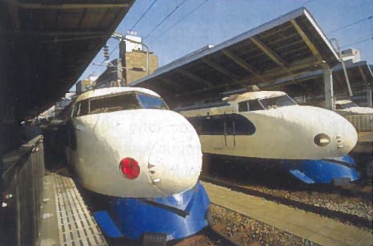 Supergreiti traukiniai Tokijo stotyje