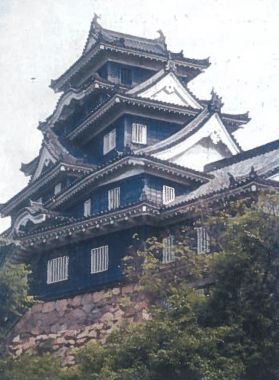 Šventykla Okajomoje. Japonijoje labiau nei kitose industrinėse šalyse dera senosios tradicijos su XX a. pabaigos technologijomis ir kultūra