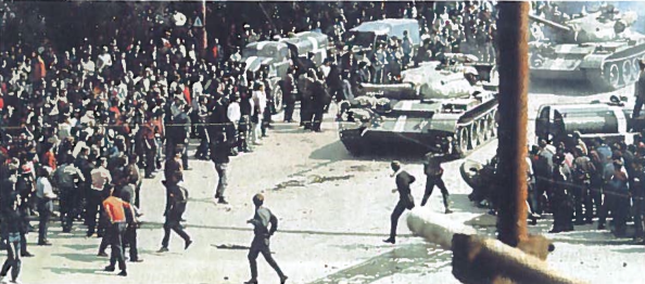 'Prahos pavasario' pabaiga. Į Čekoslovakiją įsiveržusių Varšuvos sutarties armijų kareiviai Prahos gatvėse.
