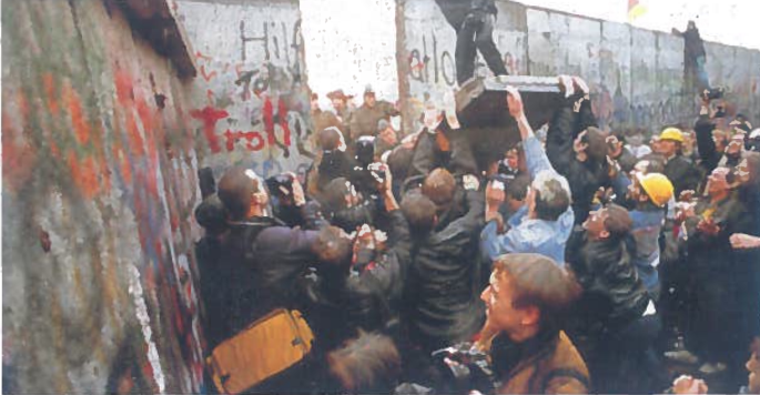 1989 m. lapkričio 9 d. griuvo Berlyno siena, ne tik Vokietijos, bet ir Europos padalijimo ir šaltojo karo simbolis. 1990 m. naktį iš spalio 2-osios į 3-iąją vokiečiai šventė šalies susivienijimą