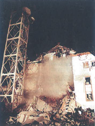 1999 m. balandžio 23 d. Belgradas. NATO pajėgų subombarduotas Serbijos nacionalinės televizijos pastatas
