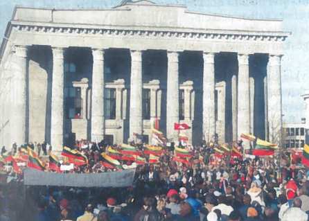 Demonstracija, palaikanti AT sprendimus, prie Aukščiausiosios Tarybos ir Mažvydo bibliotekos 1990 m. kovo mėn.
