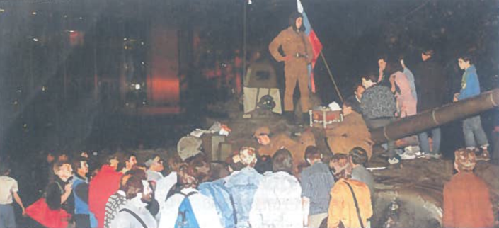 Tūkstančiai žmonių susirinko palaikyti vyriausybės ir protestuoti prieš perversmininkų kėslus. 1991 m. rugpjūtis. Maskva, aikštė prieš 'Baltuosius rūmus'.