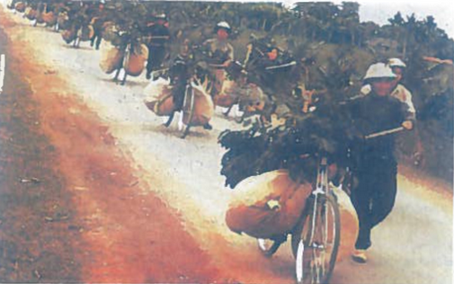 Vietkongo karių žygis Ho Ši Mino laku 1966 m. Taip buvo aprūpinama partizanų armija nugalėjusi amerikiečius
