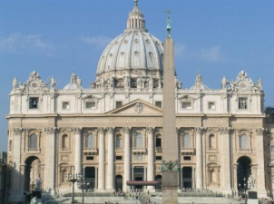 21. Kuriuos du architektūros stilius atspindi Šventojo Petro bazilika Vatikane