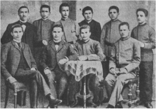 1896 m. iš Jelgavos gimnazijos pavarytųjų mokinių grupė. (Iš kairės antrasis sėdi VIII klasės mokinys, pirmasis ir dabartinis Valstybės Prezidentas A. Smetona).