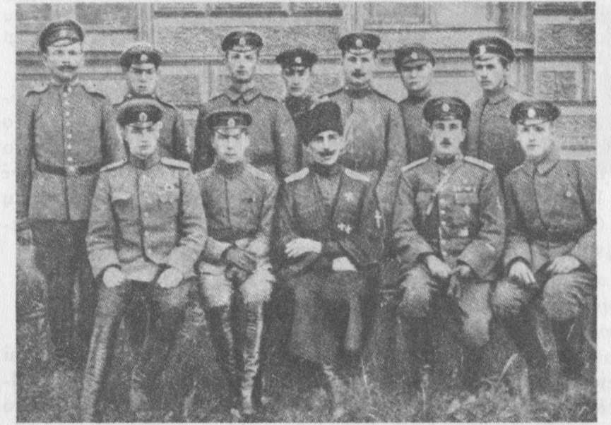 Bermontas Avalovas sėdi vidury ir jo karininkų grupė