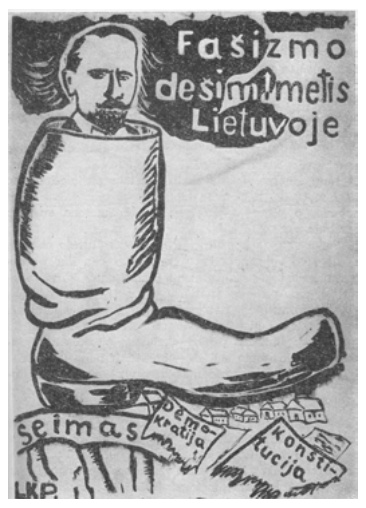 1936 m. karikatūra „Fašizmo dešimtmetis Lietuvoje“: vyro galva iškyla iš milžiniško bato, batas mindo užrašus „Seimas“, „Demokratija“, „Konstitucija“, apačioje raidės LKP