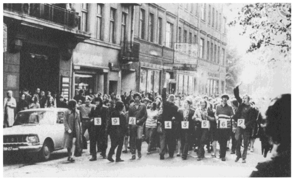 Nuotrauka iš baudžiamosios bylos: demonstracija Kauno gatvėje 1972 m., jaunuoliai su numeriais ant nugarų