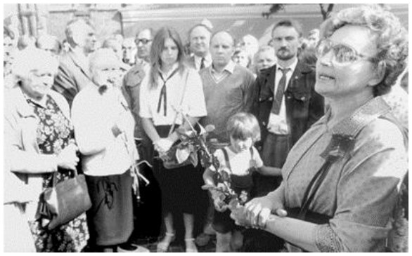 Nuotrauka: 1987 m. rugpjūčio 23 d. mitingas prie A. Mickevičiaus paminklo, priekyje moteris su gėlėmis