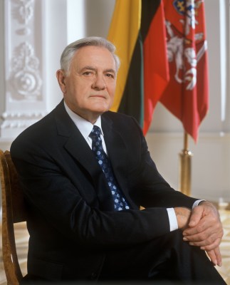 B šaltinis: V. Adamkaus kalbos ištrauka